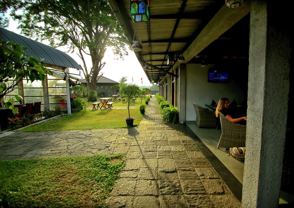 Thilanka Hotel Kandy Exterior photo